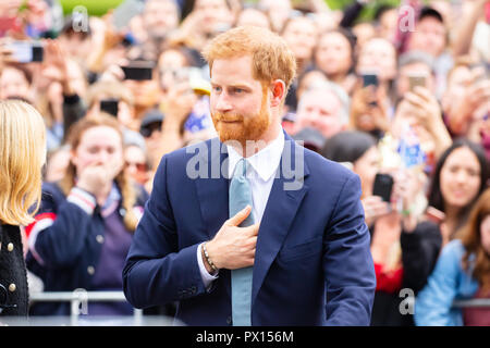 MELBOURNE, Australia - 18 ottobre: il principe Harry, duca di Sussex e Meghan Markle, duchessa di Sussex incontro con i tifosi alla Government House di Melbourne, Austr Foto Stock