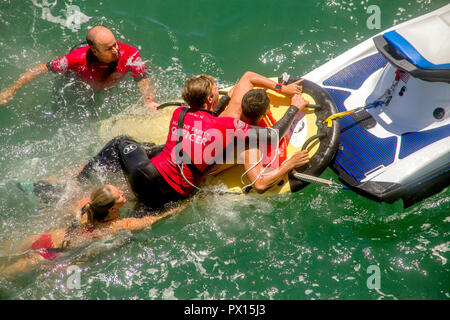 Un aiuto al salvataggio di natanti arriva per una vittima di annegamento e bagnino di Huntington Beach, CA. Foto Stock
