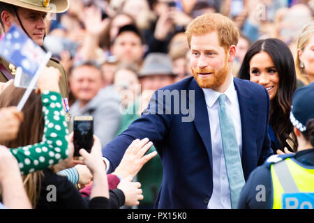 MELBOURNE, Australia - 18 ottobre: il principe Harry, duca di Sussex e Meghan Markle, duchessa di Sussex incontro con i tifosi alla Government House di Melbourne, Austr Foto Stock