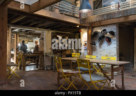 Interno del café a Farnham in ceramica, Wrecclesham, Surrey, Regno Unito Foto Stock