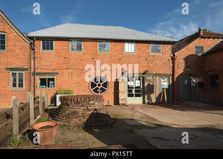 Farnham ceramiche, Wrecclesham, Surrey, Regno Unito. Esterno del grade II edifici in stile vittoriano e forno, un visitatore di attrazione e di lavorare in ceramica. Foto Stock