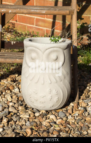 Il gufo in ceramica giardino ornamento e impianto pot esterno Farnham ceramiche, Wrecclesham, Surrey, Regno Unito Foto Stock