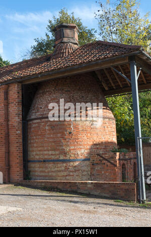 Farnham ceramiche, Wrecclesham, Surrey, Regno Unito. Esterno del grade II edifici in stile vittoriano e forno, un visitatore di attrazione e di lavorare in ceramica. Foto Stock