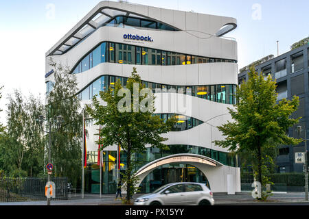 Berlino, Germania - 30 Settembre 2018: vista sul ottobock. ufficio moderno edificio dal lato opposto della strada con un auto e una persona passaggio Foto Stock