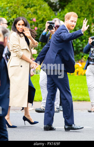 MELBOURNE, Australia - 18 ottobre: il principe Harry, duca di Sussex e Meghan Markle, duchessa di Sussex incontro con i tifosi alla Government House di Melbourne, Austr Foto Stock