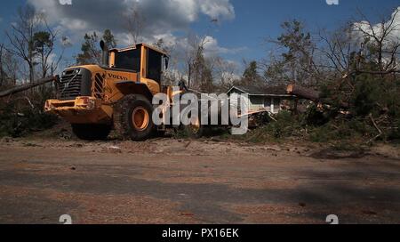 Sneads Fla., Ottobre 16, 2018 - US Army Corpo degli Ingegneri (USACE) Percorso di emergenza i team di gioco in coordinamento con power restoration equipaggi sono affollate strade di compensazione nella baia del Golfo, e Jackson contee in seguito all'uragano Michael. Pfc. Campi Kaleah/CAISE Foto Stock