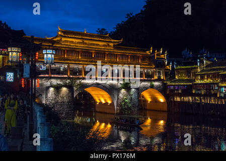 FENGHUANG, Hunan, Cina - 8 lug2018: Ponte di Arcobaleno di sera. Foto Stock