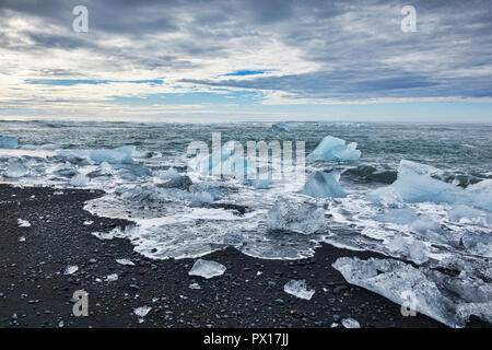 Spiaggia di diamante, Sud Islanda, dove il ghiaccio da Jokulsarlon laguna glaciale è depositato sulla sabbia nera vulcanica. Foto Stock