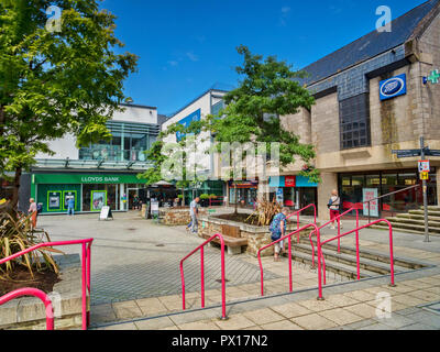 11 Giugno 2018: St Austell, Cornwall, Regno Unito - negozi e acquirenti in bianco posto sul fiume. Foto Stock