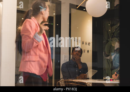 Imprenditrice dando una presentazione ai suoi colleghi Foto Stock