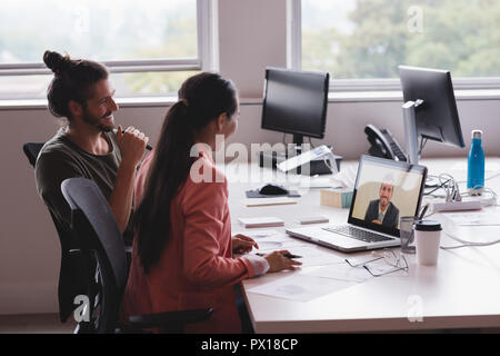 Imprenditore e imprenditrice avente una video conferenza incontro Foto Stock