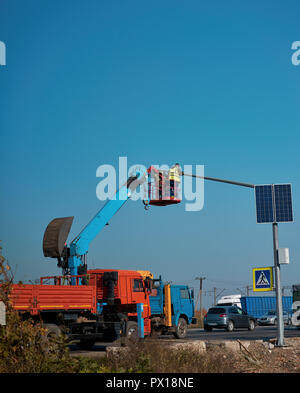 Lavorando su piattaforme aeree a lanterna Foto Stock