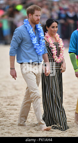 Il Duca e la Duchessa di Sussex sulla spiaggia Bondi durante la loro visita a Sydney il quarto giorno della coppia reale della visita in Australia. Foto Stock