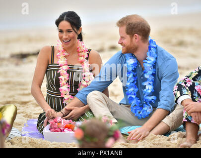 Il Duca e la Duchessa di Sussex sulla spiaggia Bondi durante la loro visita a Sydney il quarto giorno della coppia reale della visita in Australia. Foto Stock