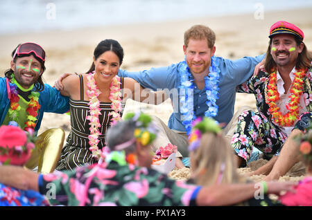 Il Duca e la Duchessa di Sussex sulla spiaggia Bondi durante la loro visita a Sydney il quarto giorno della coppia reale della visita in Australia. Foto Stock