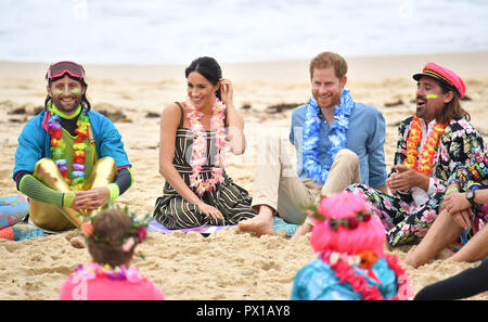 Il Duca e la Duchessa di Sussex sulla spiaggia Bondi durante la loro visita a Sydney il quarto giorno della coppia reale della visita in Australia. Foto Stock