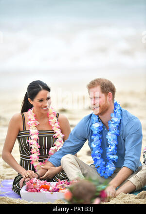 Il Duca e la Duchessa di Sussex sulla spiaggia Bondi durante la loro visita a Sydney il quarto giorno della coppia reale della visita in Australia. Foto Stock