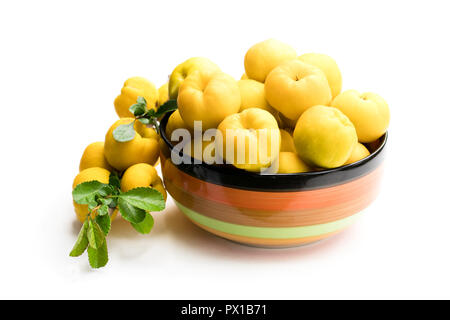 Freschi frutti di mela cotogna isolato su bianco Foto Stock