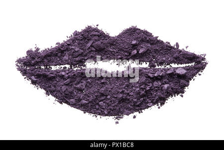 La texture di rotture di purple eye shadow isolati su sfondo bianco. Tessitura macro di rotture di polvere viola su sfondo bianco Foto Stock