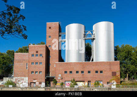 Berlino, Germania - 30 Settembre 2018: vista sul quartiere di Charlottenburg Power Plant (Kraftwerk Charlottenburg) dal lato opposto del fiume con un paio di Foto Stock