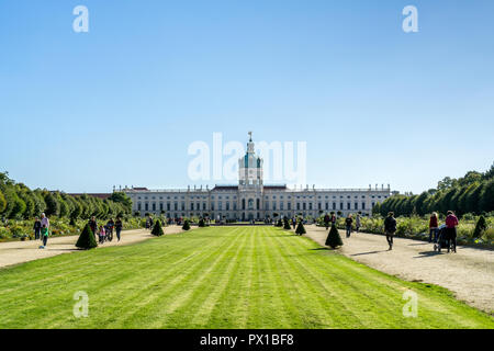 Berlino, Germania - 30 Settembre 2018: vista sul Palazzo di Charlottenburg in luce naturale con poche persone a passeggiare nel giardino Foto Stock