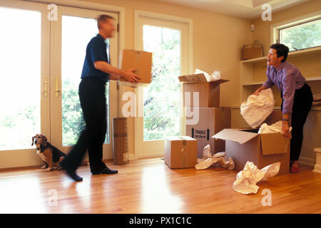 Coppia matura con scatole in movimento in casa, STATI UNITI D'AMERICA Foto Stock