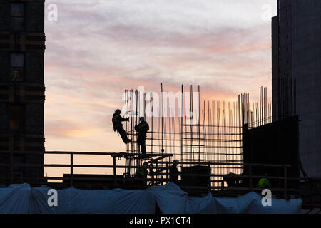 Sagome di alto-aumento lavoratori edili sul sito, Midtown Manhattan, New York, Stati Uniti d'America Foto Stock