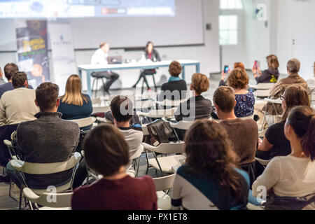 Media intervista e la tavola rotonda a popolari conferenza scientifica. Foto Stock