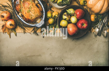 Cena di ringraziamento impostazione tabella con pollo arrosto o in Turchia Foto Stock