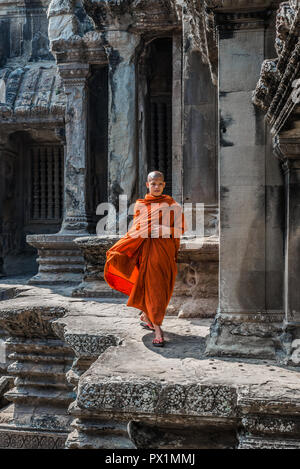 Angkor, Cambogia - Gennaio 1, 2014: monaco buddista a piedi in Angkor Wat Cambogia il 1 gennaio, 2014 Foto Stock