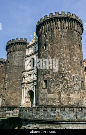 Castel Nuovo spesso chiamato il Maschio Angioino è un castello medievale situato di fronte alla Piazza Municipio a Napoli, Italia meridionale. Eretto per la prima volta nel 1279, uno dei principali punti di riferimento architettonici della città. È stata una sede reale per i re di Napoli, Aragona e Spagna fino al 1815. L'imponente su singola facciata in marmo bianco arco trionfale, costruito nel 1470, commemora Alfonso d'Aragona entrata a Napoli nel 1443. Sorge tra due torri occidentale del castello Angioino. Foto Stock