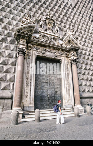 La Chiesa del Gesu Nuovoin napoli, Italia meridionale. La Chiesa del Gesu Nuovo era originariamente un palazzo costruito nel 1470 per Roberto Sanseverino, principe di Salerno. Il singolare edificio si trova ad affrontare con bugnato rustico proiezioni di diamante. Foto Stock