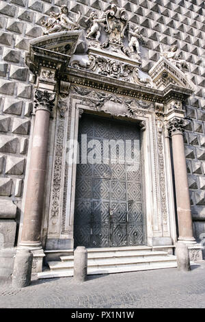 La Chiesa del Gesu Nuovoin napoli, Italia meridionale. La Chiesa del Gesu Nuovo era originariamente un palazzo costruito nel 1470 per Roberto Sanseverino, principe di Salerno. Il singolare edificio si trova ad affrontare con bugnato rustico proiezioni di diamante. Foto Stock