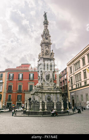 La Guglia o guglia della Vergine Immacolata a Napoli, Italia meridionale. La Guglia dell'Immacolata è un monumento che si erge nella piazza di fronte alla chiesa del Gesù Nuovo. Esso è il più alto e ornamentali più di tre di tali 'peste colonne a Napoli. Foto Stock