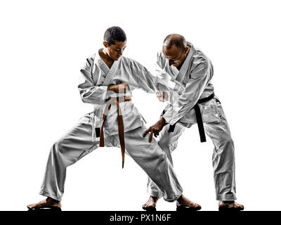 Due uomini di karate sensei e adolescente per studenti e insegnanti insegnamento isolato su sfondo bianco Foto Stock