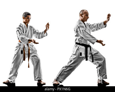Due uomini di karate sensei e adolescente per studenti e insegnanti insegnamento isolato su sfondo bianco Foto Stock