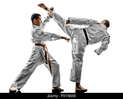 Due uomini di karate sensei e adolescente studente fighters combattimenti isolati su sfondo bianco Foto Stock