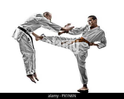 Due uomini di karate sensei e adolescente studente fighters combattimenti isolati su sfondo bianco Foto Stock