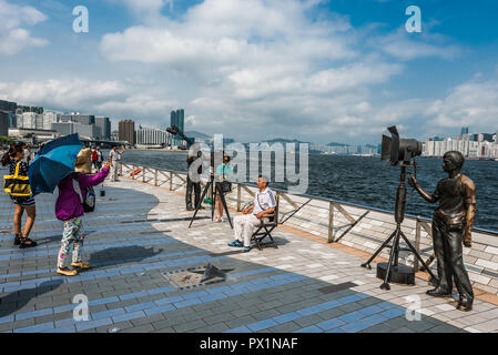 Kowloon, Hong Kong, Cina - 9 Giugno 2014: persone tourist Avenue of Stars e Tsim Sha Tsui Foto Stock