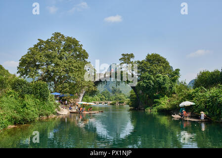 Nel Guangxi, Cina - 29 settembre , 2014 : Yulong fiume tra Guilin e Yangshuo nella provincia di Guangxi Cina Foto Stock