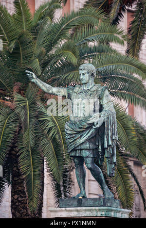 La statua di Giulio Cesare Augusto vicino al lungomare di Napoli, Italia meridionale. Foto Stock