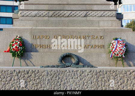 Corone di fiori ai piedi del monumento equestre dell'Imperatore () dello Zar Alessandro II di Russia (1818-1881) a Sofia, Bulgaria Foto Stock