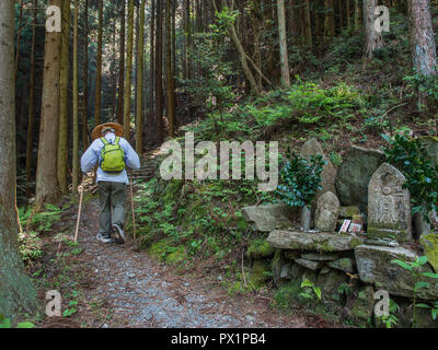 Pellegrino Henro passeggiate, henro korogashi sentiero forestale, al tempio Yokomineji 60, Shikoku 88 tempio pellegrinaggio, Ehime Giappone Foto Stock