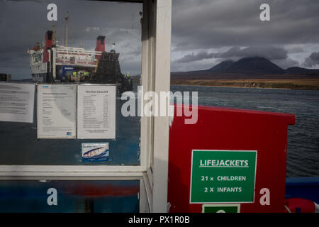 Traghetto da Islay verso Jura, in Scozia. Foto Stock