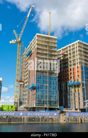 Il duetto di blocchi di appartamenti in costruzione, Erie Basin, Salford Quays, Manchester, Regno Unito Foto Stock