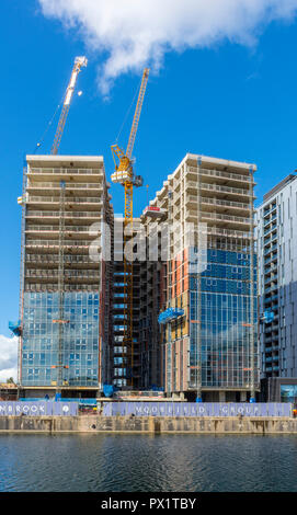 Il duetto di blocchi di appartamenti in costruzione, Erie Basin, Salford Quays, Manchester, Regno Unito Foto Stock