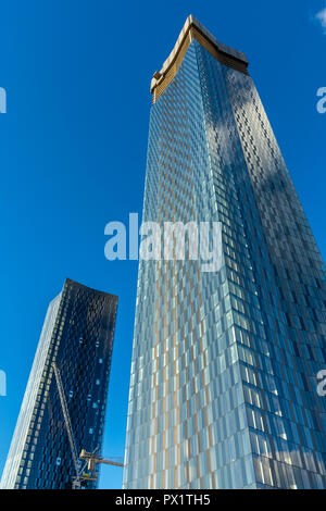 Due dei quattro Deansgate Square blocchi di appartamenti in costruzione (Settembre 18). Manchester, Inghilterra, Regno Unito. Foto Stock