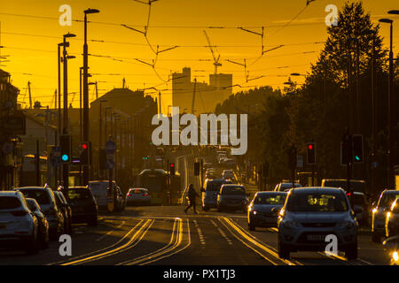 Blocchi a torre nel centro della città di Manchester visto da Manchester Road, Droylsden con i binari del tram illuminata con luce della sera, Tameside, Manchester, Inghilterra, Regno Unito Foto Stock