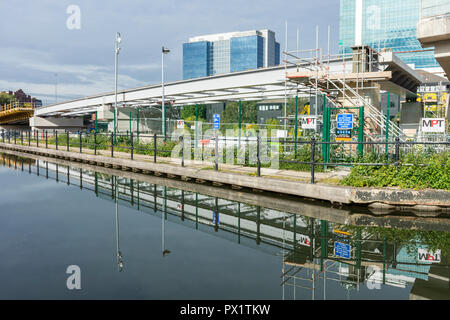 Esecuzione di lavori di costruzione di un nuovo viadotto per il Metrolink Trafford Park linea presso il Pomona, Manchester, Inghilterra, Regno Unito Foto Stock