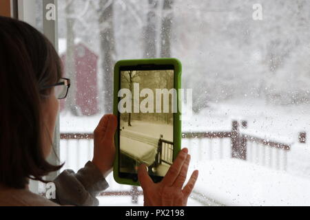 Donna prendendo fotografie con Android Tablet Foto Stock